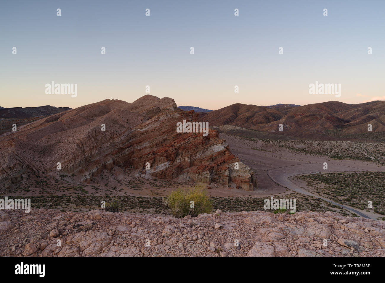 Ein Panoramablick auf die Red Cliffs im Red Rock Canyon State Park im Kern County in Kalifornien. Stockfoto