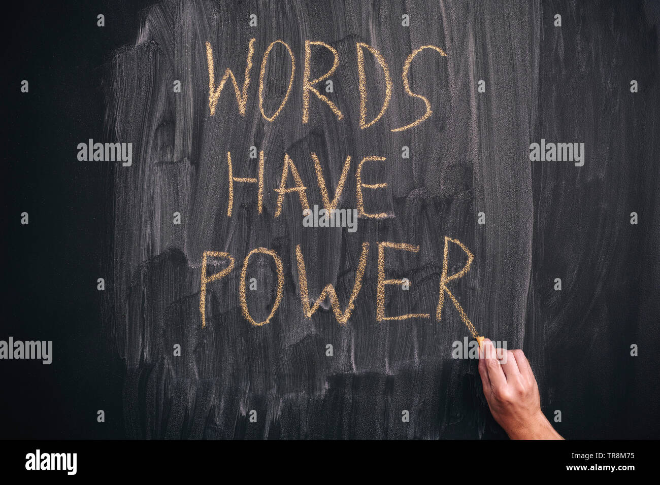 Person schreiben Phrase Worte haben Macht auf einer Tafel. Close Up. Stockfoto