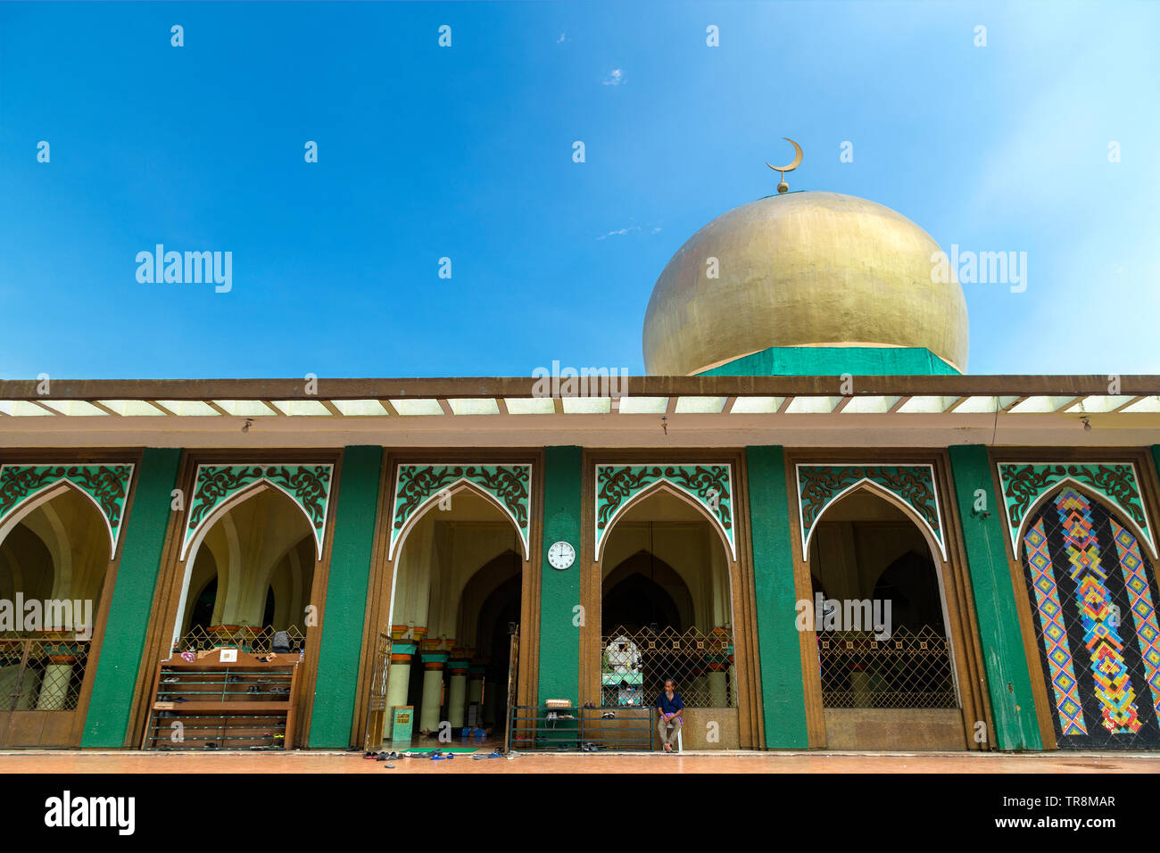 Quiapo, Philippinen - 16. Juli 2016: der Mann, der auf dem Stuhl an der Goldenen Moschee Stockfoto