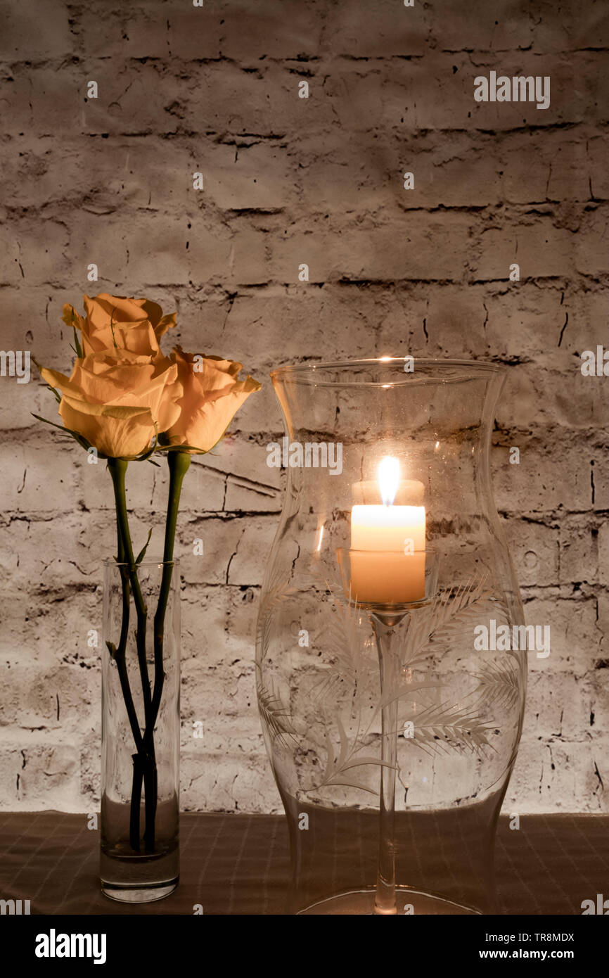 Gelbe Rosen mit Kerzen Stockfoto