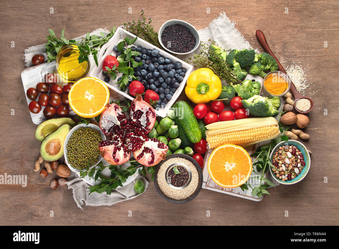 Gesunde Ernährung Hintergrund. Sauber und Entgiftung essen. Veganer oder  glutenfreie Diät. Rohe organische Obst, Gemüse, Getreide und superfood zum  Kochen Stockfotografie - Alamy