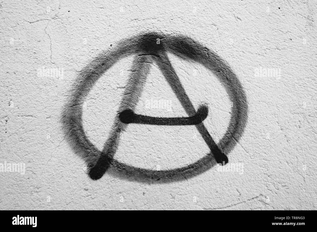 Symbol der Anarchie auf die Wand gemalt. Ideal für Texturen, Hintergründe und Konzepte. Stockfoto