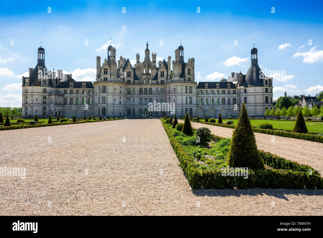 Die beeindruckende Architektur des Chateau Royal de Chambord steht majestätisch vor einem klaren Himmel, umgeben von üppigen Gärten. Loir et Cher. Frankreich Stockfoto