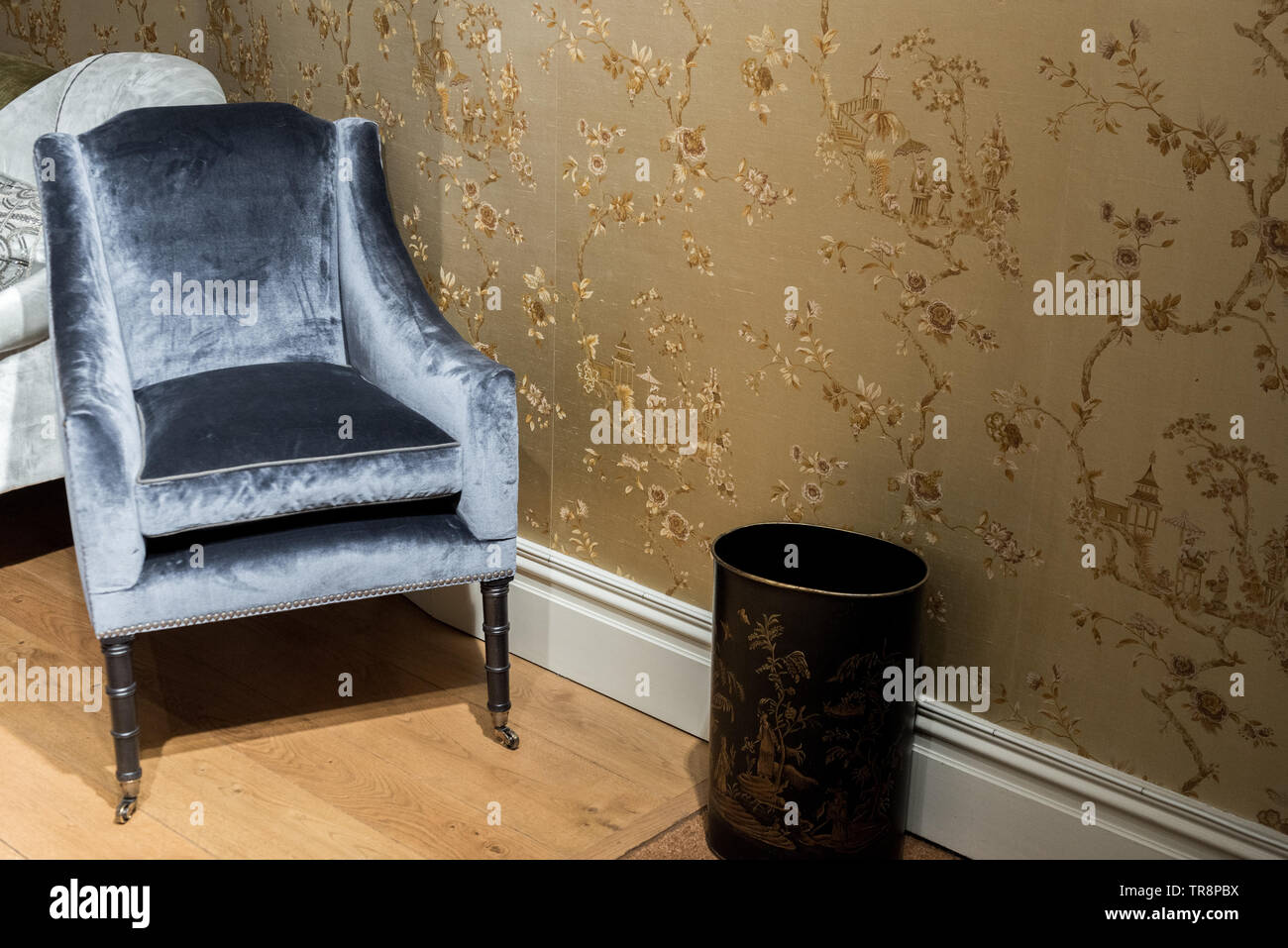 Teure Vinrage Sessel in Gold tapezierte Zimmer Stockfoto