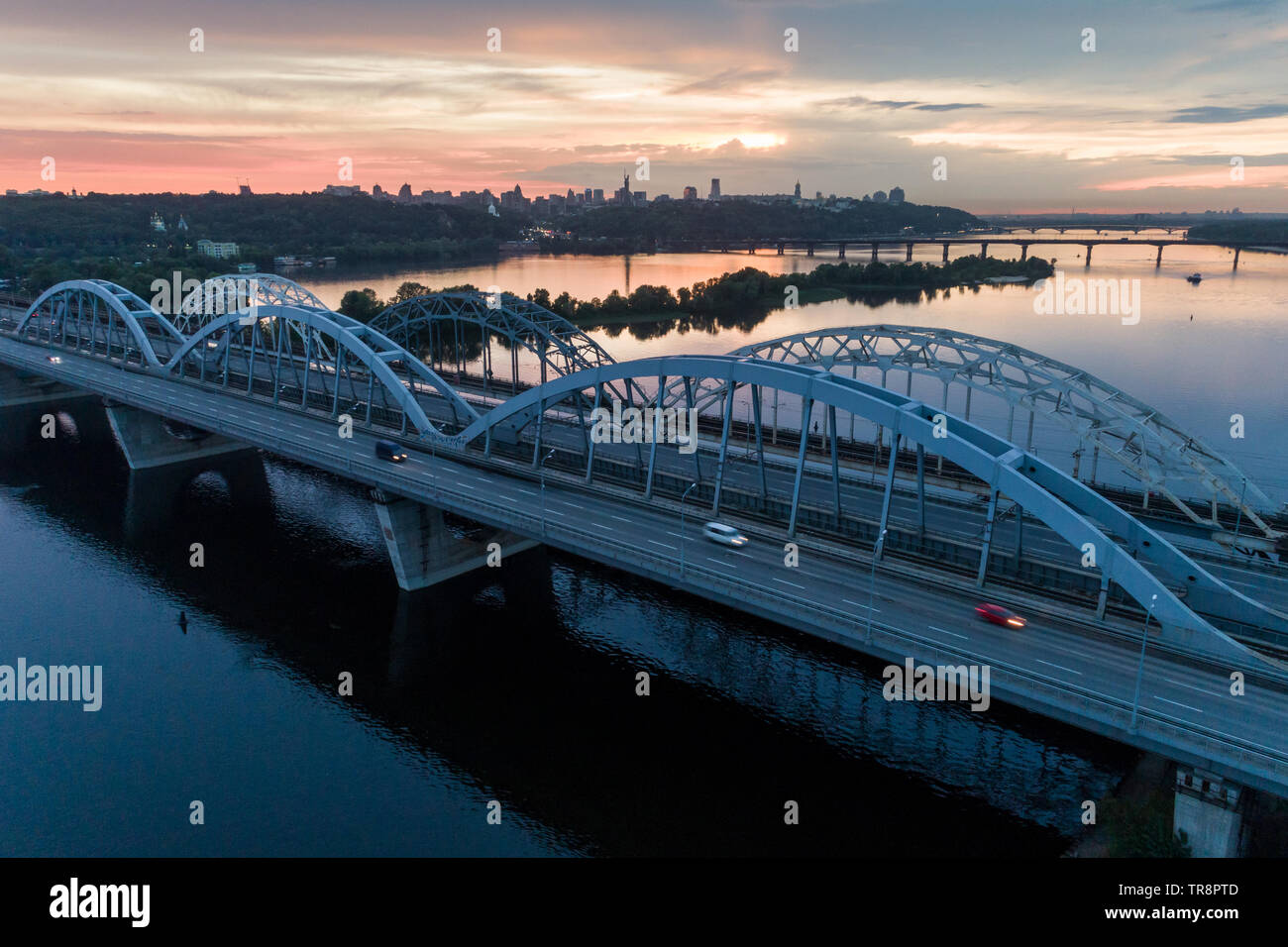 Sonnenuntergang Luftaufnahme auf einem Darnitsky Brücke, großen Fahrzeug und Eisenbahn Transport weg in Kiew, Ukraine Stockfoto