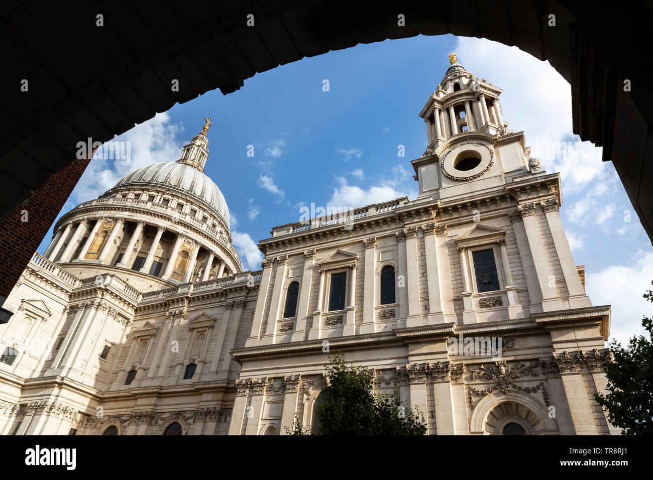 Die St Paul's Kathedrale gesehen durch den Torbogen Temple Bar in der City von London, England, UK. Stockfoto