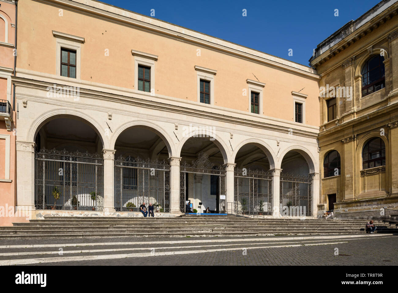 Rom. Italien. Außenseite der Basilika di San Pietro in Vincoli (Kirche St. Petrus in Ketten), Piazza di San Pietro in Vincoli. Stockfoto