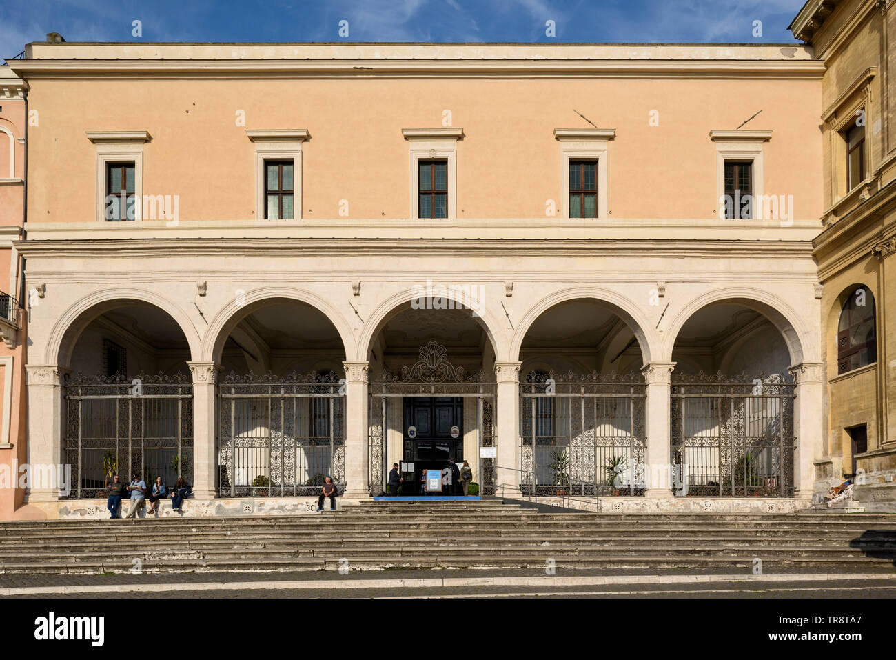 Rom. Italien. Außenseite der Basilika di San Pietro in Vincoli (Kirche St. Petrus in Ketten), Piazza di San Pietro in Vincoli. Stockfoto