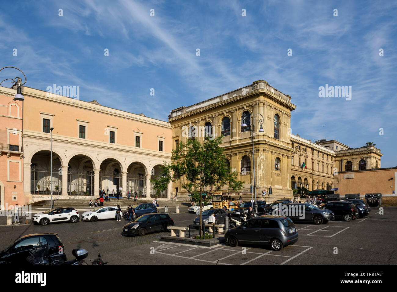 Rom. Italien. Außenseite der Basilika di San Pietro in Vincoli (Kirche St. Petrus in Ketten, links), auf der rechten Seite ist das ehemalige Kloster Gebäude, n Stockfoto