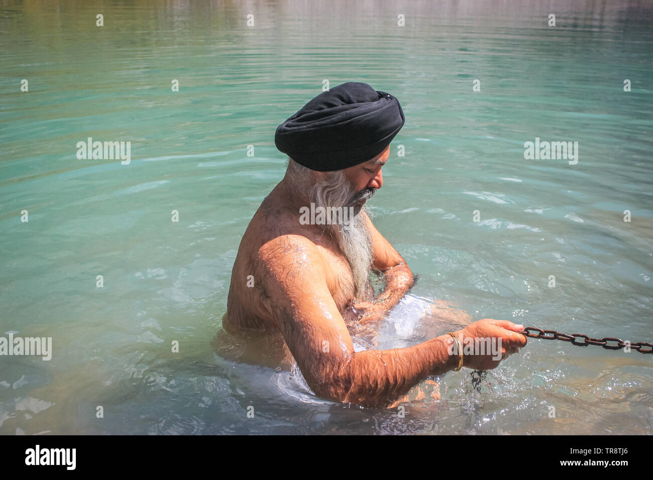 Amritsar, Punjab, Indien: Veraltet - 2-04-2019-A Sikh mit einem rituellen Bad im heiligen Wasser Stockfoto