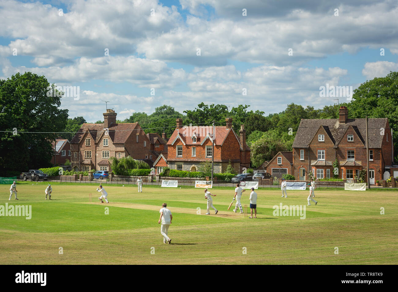 Ein typisches englisches Dorf cricket Szene an chiddingfold Cricket Club in Sussex, England - Juni 2018. Stockfoto