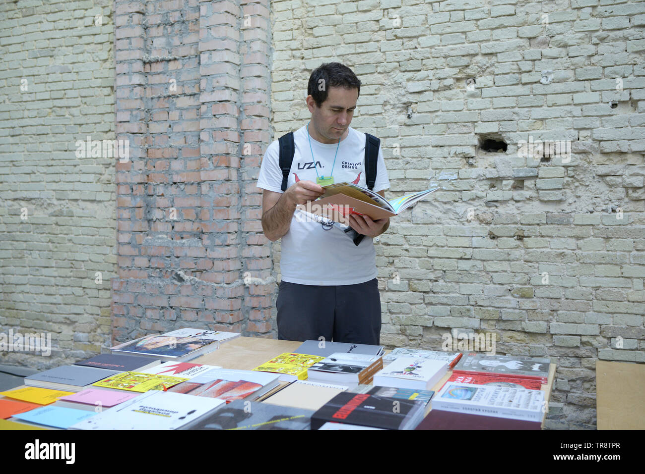 Kunden stand vor einer Buchhandlung Zähler und Lesen neu erschienen Buch. Buchmesse "Knyzhkovyi Arsenal". 24. Mai 2019. Kiew, Ukraine Stockfoto