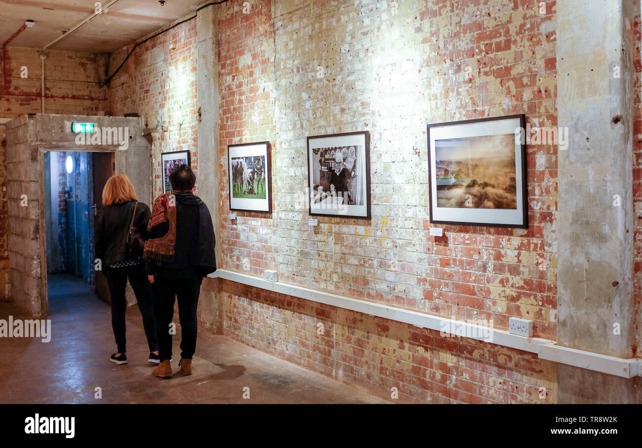 Fotos auf dem Display an der BPPA Ausstellung in der Die Barge House Gallery in der OXO-Gebäude an der South Bank London, Großbritannien Stockfoto