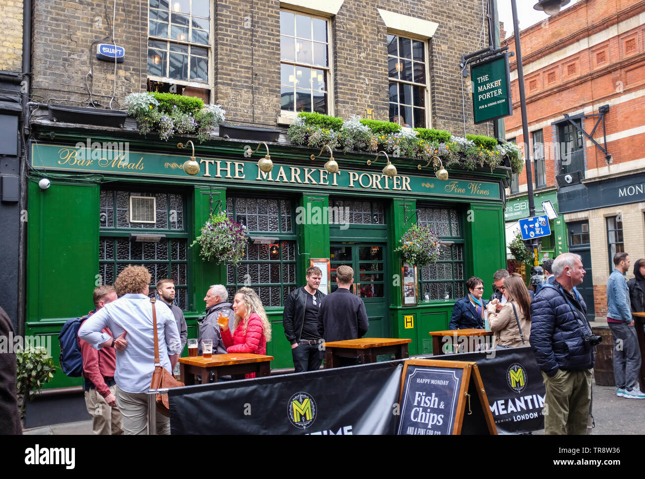 Views um Borough Market in London UK - Menschen trinken außerhalb der berühmte Markt Porter pub Stockfoto
