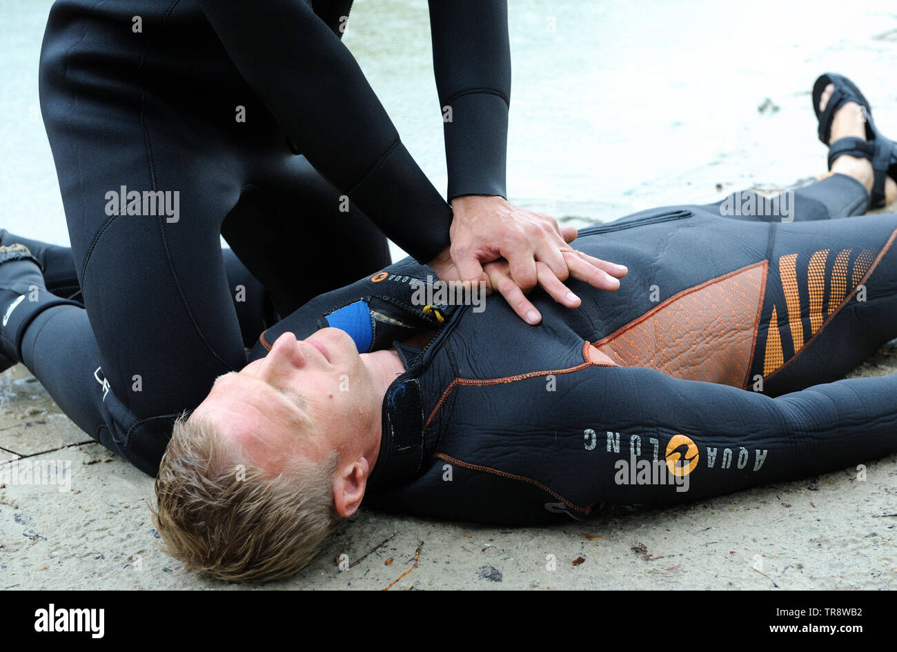 Lektion, künstliche Beatmung. Rettungsschwimmer drücken auf der Brust durch Ertrinken Hände. 10. August 2018. Kiew, Ukraine Stockfoto