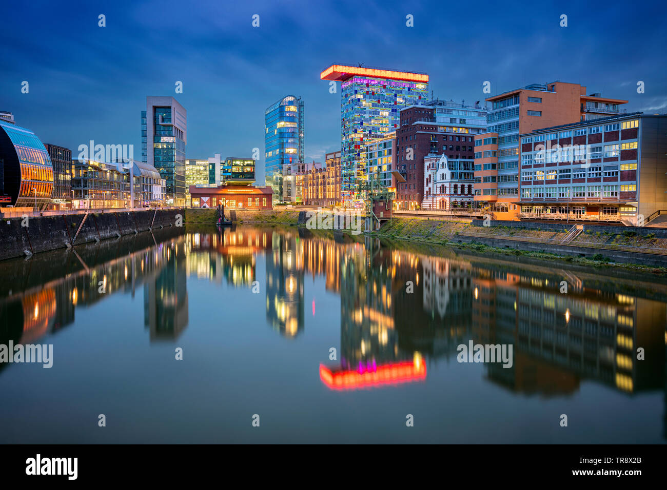 Düsseldorf, Deutschland. Stadtbild Bild von Deutschland, Düsseldorf mit den Medien Hafen und Reflexion der Stadt in den Rhein, während der Dämmerung blau Stockfoto