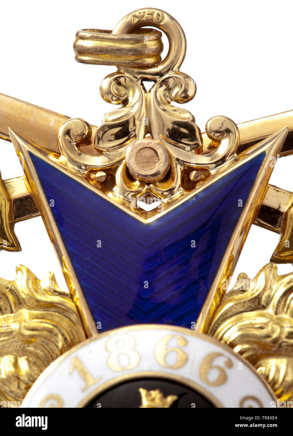 Eine militärische Merit Order - 2.Klasse mit Schwertern, in seinem Fall Hals Kreuz in Gold von Jakob Lesers Workshop in Straubing, Mark der Feinheit "750" in die Öse. Diese Aufträge Kreuze aus den ersten Jahren des Zweiten Weltkrieges zählen zu Recht zu den schönsten Dekorationen der Bestellung. Die Verwendung von zweifarbigen Gold und Lesers erreichtsten Emailletechnik vermittelt ein unvergleichliches Charisma zu diesen Stücken. Die suspension Ring ist mit einem kleineren Öse ersetzt. Die Auszeichnung ist in der typischen blauen Weltkrieg Problem mit nach außen klappbaren Inlay und Additional-Rights - Clearance-Info - Not-Available Stockfoto