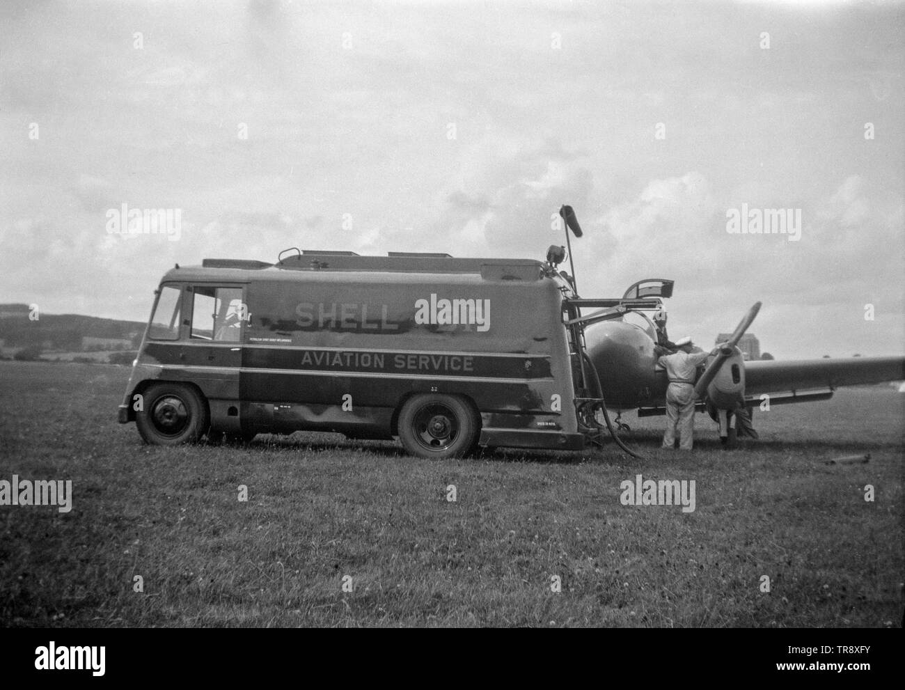 Ein Meilen Zwilling Twin Engined Britische leichte Flugzeuge, von einem flugbenzin Tanker, die zu Shell Aviation aufgefüllt. Vintage schwarz und weiß Fotografie in den 1950er Jahren genommen. Stockfoto