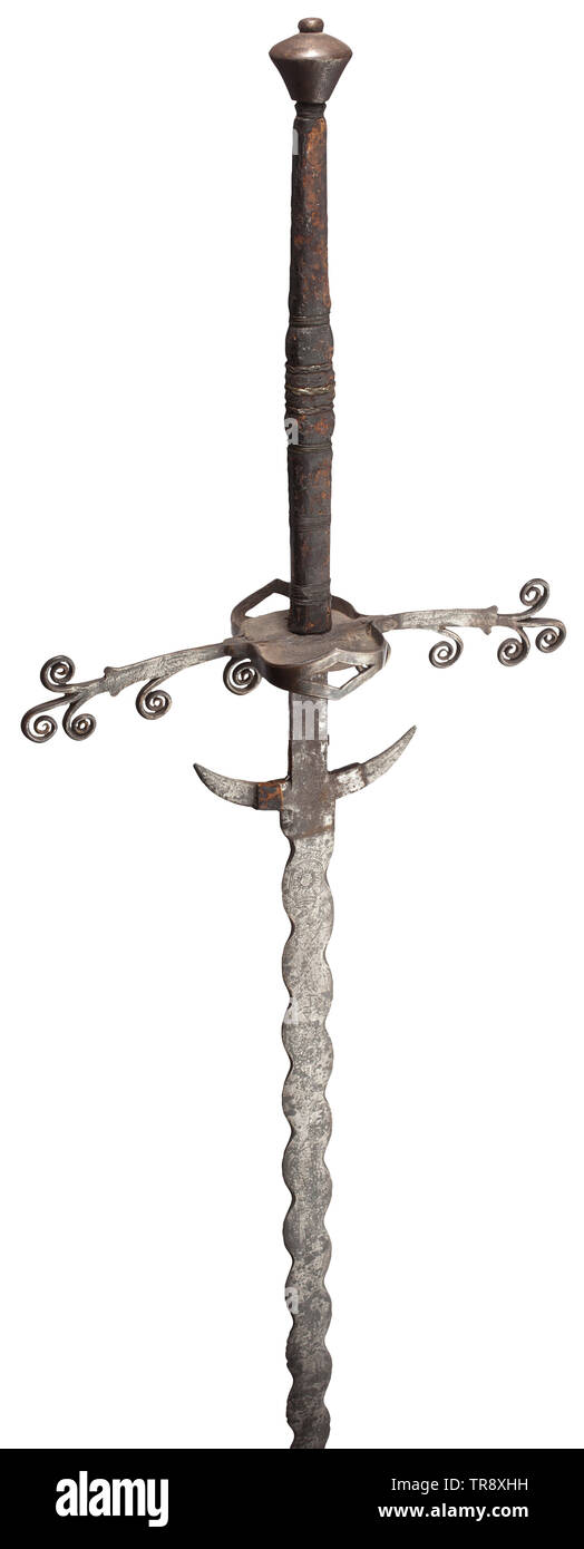 Eine beidhändige flamberge, eine Reproduktion der Besoldungsgruppe Sammler im Stil des 16. Jahrhunderts wellenförmige Klinge mit downcurved Wachen, über die Wachen auf der einen Seite eine geätzte Wappen und das Datum 1597, auf der anderen das Bild eines Kriegers und floralen Ornamenten. Fehlschärfe mit Resten von Leder. Erweiterte cross-Guard mit Spiralgehäuse Ornamente, symmetrischen Seite Ringe und Schutzbleche. Leder Griff mit Drahtwicklung. Konische Knauf mit kleinen genietet Finial. Länge 176 cm. Dekorative Replik, originalgetreu. historischen, geschichtlichen, Schwert, Additional-Rights - Clearance-Info - Not-Available Stockfoto