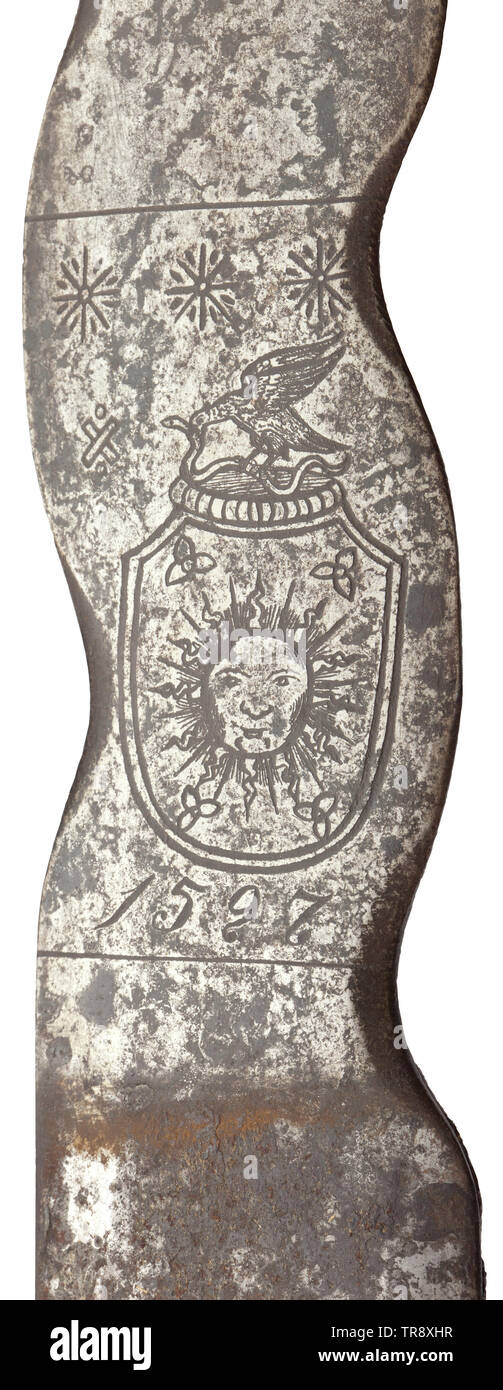 Eine beidhändige flamberge, eine Reproduktion der Besoldungsgruppe Sammler im Stil des 16. Jahrhunderts wellenförmige Klinge mit downcurved Wachen, über die Wachen auf der einen Seite eine geätzte Wappen und das Datum 1597, auf der anderen das Bild eines Kriegers und floralen Ornamenten. Fehlschärfe mit Resten von Leder. Erweiterte cross-Guard mit Spiralgehäuse Ornamente, symmetrischen Seite Ringe und Schutzbleche. Leder Griff mit Drahtwicklung. Konische Knauf mit kleinen genietet Finial. Länge 176 cm. Dekorative Replik, originalgetreu. historischen, geschichtlichen, Schwert, Additional-Rights - Clearance-Info - Not-Available Stockfoto