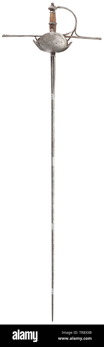 Ein spanisches Gericht - hilt Rapier, 2. Hälfte des 17. Jahrhunderts lange thrusting Blade von Diamond" zusammen mit jedem der kurzen Fullers eingeschrieben" IN SOLINGEN". Bügeleisen fegte Griff aus zwei Halbschalen mit floraler Gravur auf der Vorderseite, mit breiten quillons und Knöchel - Bug auf der Seite montiert. Der hölzerne Griff mit Kopf ein Türke und flache pommel Schnitt mit geometrischen Mustern. Länge 116,6 cm. historischen, geschichtlichen, Schwert, Schwerter, Waffen, Waffen, Waffen, arm, Kampf gerät, Militär, Militaria, Objekt, Objekte, Stills, Clipping, Clippings, ausschneiden Ausschneiden,, Additional-Rights - Clearance-Info - Not-Available Stockfoto