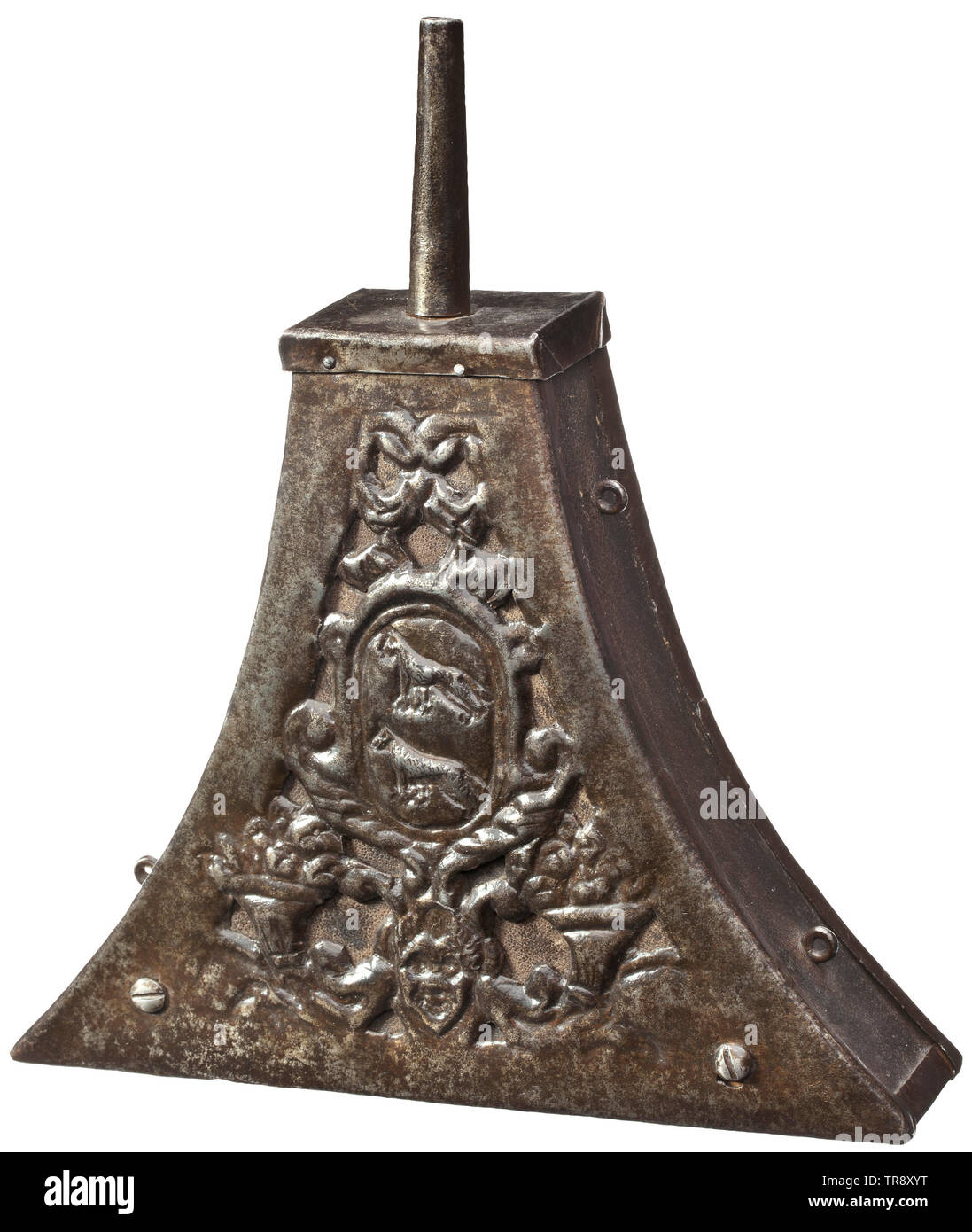 Eine spanische Pulverflasche, circa 1580 trapezförmigen Körper, mit Leder bezogen und verstärkt mit Eisen, mit konischem Auslauf und Haken des Riemens auf der Rückseite. Auf der Vorderseite openwork jagte Wappen der Ayala Familie (zwei laufenden Wölfe). Breite 21,5 cm. Die pulverflasche zur Hand ist einer der 400, die unter Philipp II. von Spanien für die private Armee der Ayala Familie produziert wurden. historischen, geschichtlichen, pulverflasche, Zubehör, Militär, Militaria, Objekt, Objekte, Stills, Utilities, Utility, Clipping, Clippings, Ausschneiden, Additional-Rights - Clearance-Info - Not-Available Stockfoto