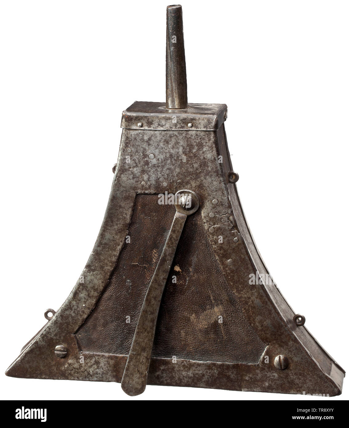 Eine spanische Pulverflasche, circa 1580 trapezförmigen Körper, mit Leder bezogen und verstärkt mit Eisen, mit konischem Auslauf und Haken des Riemens auf der Rückseite. Auf der Vorderseite openwork jagte Wappen der Ayala Familie (zwei laufenden Wölfe). Breite 21,5 cm. Die pulverflasche zur Hand ist einer der 400, die unter Philipp II. von Spanien für die private Armee der Ayala Familie produziert wurden. historischen, geschichtlichen, pulverflasche, Zubehör, Militär, Militaria, Objekt, Objekte, Stills, Utilities, Utility, Clipping, Clippings, Ausschneiden, Additional-Rights - Clearance-Info - Not-Available Stockfoto