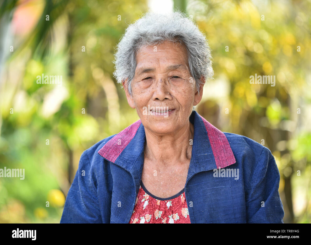 Alte Frau Asien Bürger Großmutter ältere ernste Leben auf dem Land das Leben der ländlichen Bevölkerung in Thailand Stockfoto