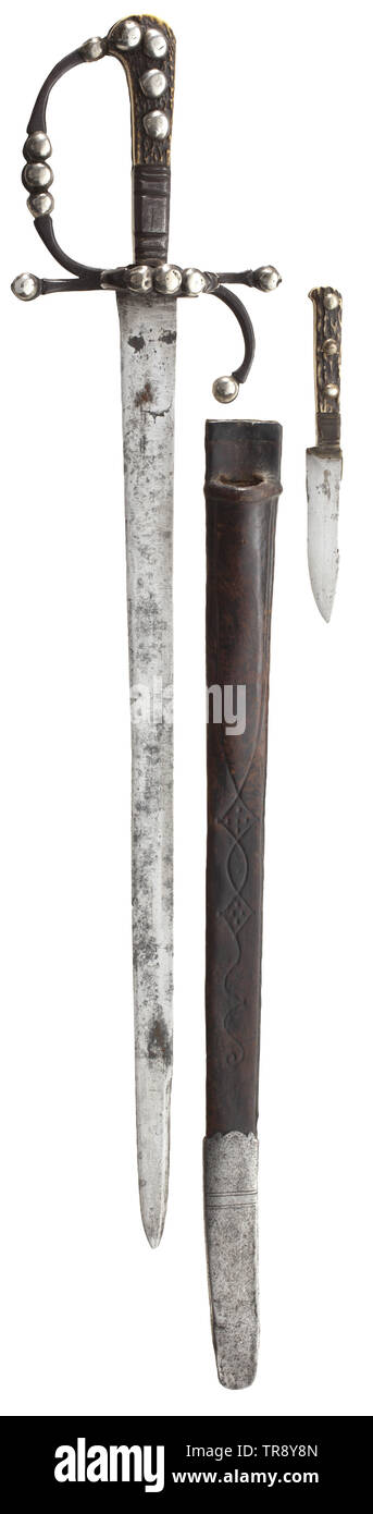 Eine Deutsche Jagd Schwert, 17. Jahrhundert Gerade, (leicht Narbig) single-umrandete mit zweischneidige Klinge. Bügeleisen Achsschenkel-bow Griff mit halbrunden silberfarbenen Nieten und genietet, Hirschhorn Griff. Ältere Lederscheide mit Bügeleisen Mantel, eingefügt Durch-messer mit Hirschhorn Griff an das Medaillon. Länge 65 cm. historischen, historische, 17. Jahrhundert, Additional-Rights - Clearance-Info - Not-Available Stockfoto