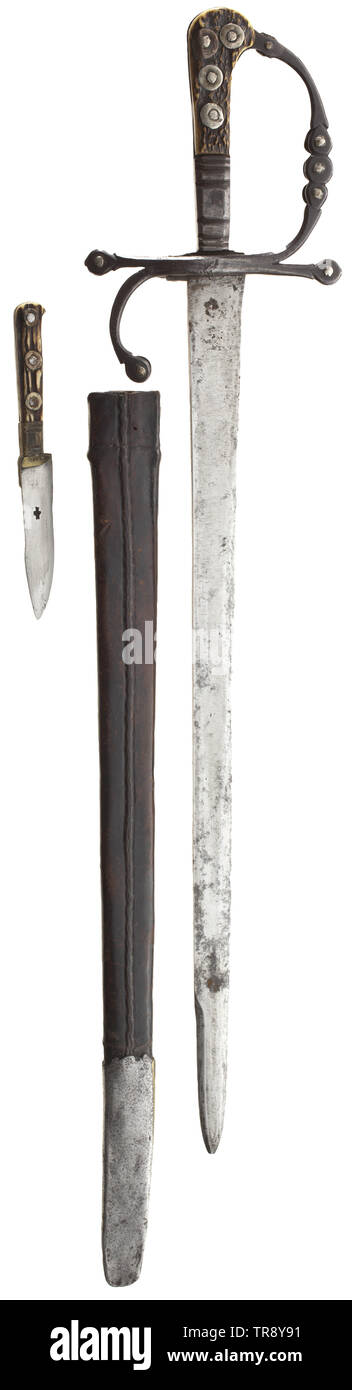 Eine Deutsche Jagd Schwert, 17. Jahrhundert Gerade, (leicht Narbig) single-umrandete mit zweischneidige Klinge. Bügeleisen Achsschenkel-bow Griff mit halbrunden silberfarbenen Nieten und genietet, Hirschhorn Griff. Ältere Lederscheide mit Bügeleisen Mantel, eingefügt Durch-messer mit Hirschhorn Griff an das Medaillon. Länge 65 cm. historischen, historische, 17. Jahrhundert, Additional-Rights - Clearance-Info - Not-Available Stockfoto