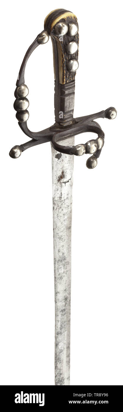 Eine Deutsche Jagd Schwert, 17. Jahrhundert Gerade, (leicht Narbig) single-umrandete mit zweischneidige Klinge. Bügeleisen Achsschenkel-bow Griff mit halbrunden silberfarbenen Nieten und genietet, Hirschhorn Griff. Ältere Lederscheide mit Bügeleisen Mantel, eingefügt Durch-messer mit Hirschhorn Griff an das Medaillon. Länge 65 cm. historischen, historische, 17. Jahrhundert, Additional-Rights - Clearance-Info - Not-Available Stockfoto