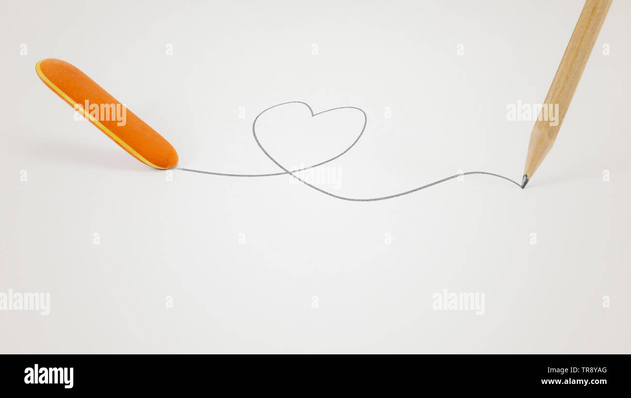 Löschen eines Herzens. Ein Gummi löscht ein Herz von einem Bleistift gezeichnet. Stockfoto