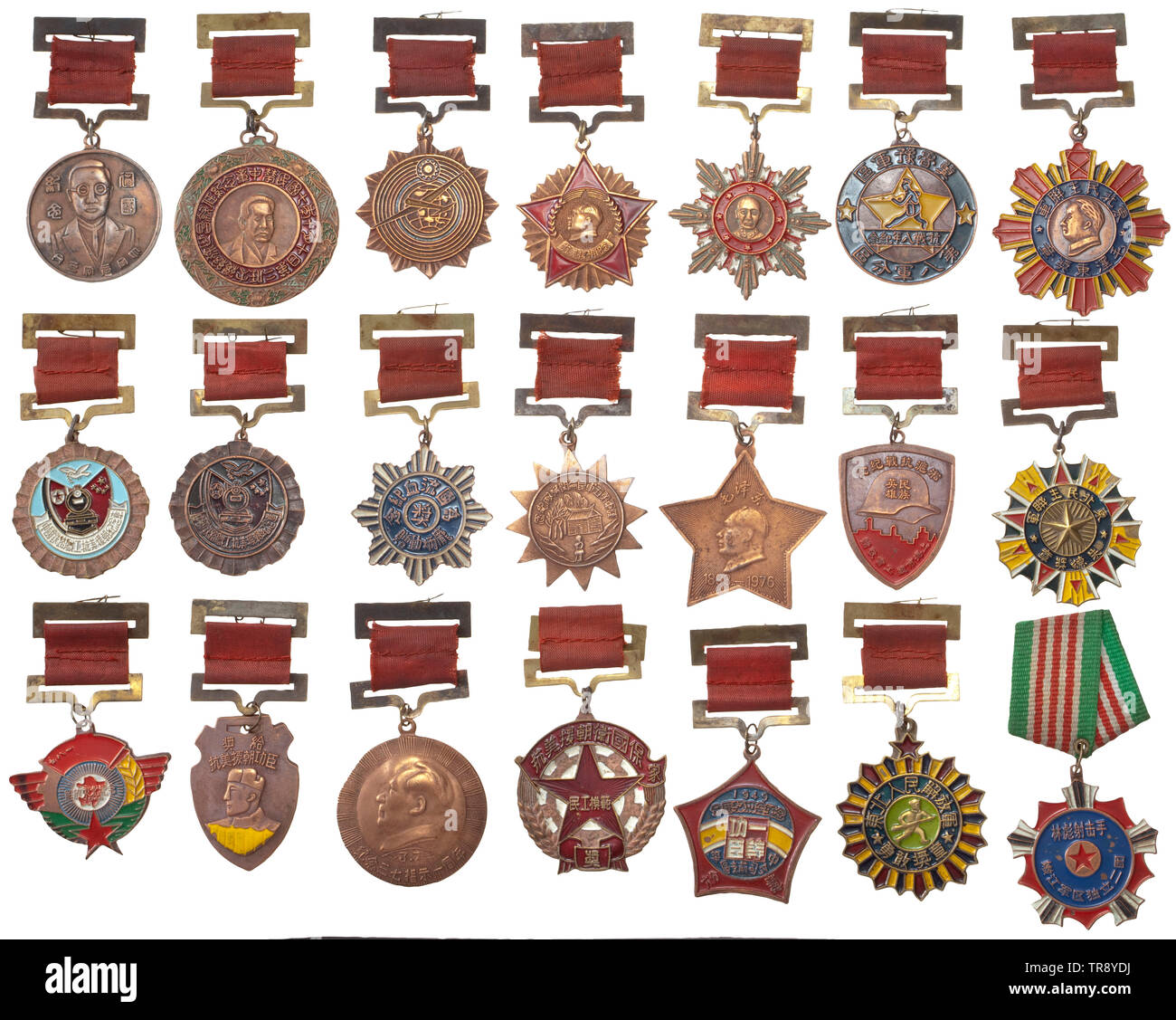 Eine Sammlung von Chinesischen Dekorationen/Erinnerungsmedaillen aus der Zeit der Republik und der Volksrepublik 23 Medaillen vorwiegend aus Kupfer, auf einer einzigen Haken auf Verschleiß. Im Preis enthalten sind Medaillen des zweiten Präsidenten Xu, Shichang 1918 und Chiang Kai-shek 1937, sowie von Mao Zedong. Auch, Medaillen für die Befreiung der nördlichen China 1950, Tibet 1952, der Schlacht um Shanghai 1936 und Pu Yi als Kaiser den Marionettenstaat Manchukuo. historischen, historische, 20. Jahrhundert, Additional-Rights - Clearance-Info - Not-Available Stockfoto
