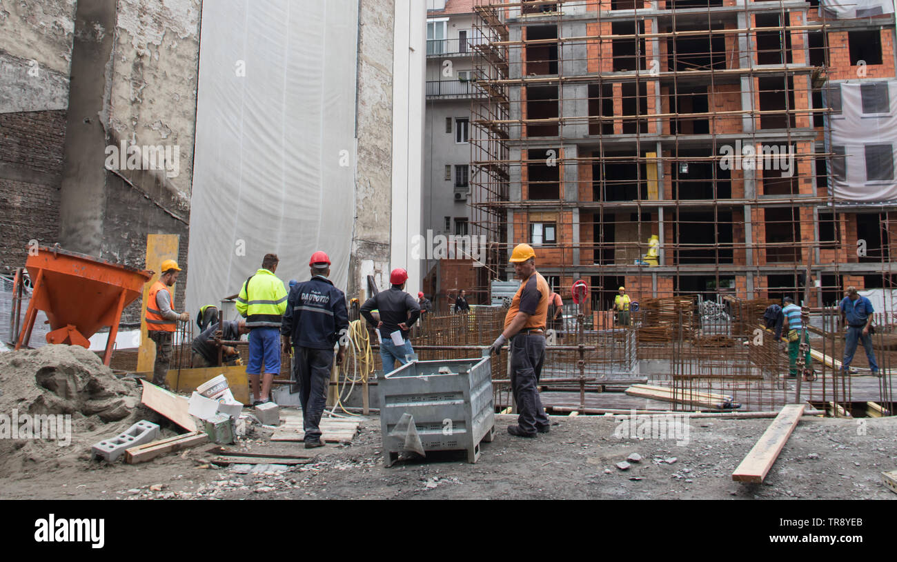 Mann bei der Arbeit das Tragen von Schutzausrüstung, den Bau der neuen Apartments Stockfoto