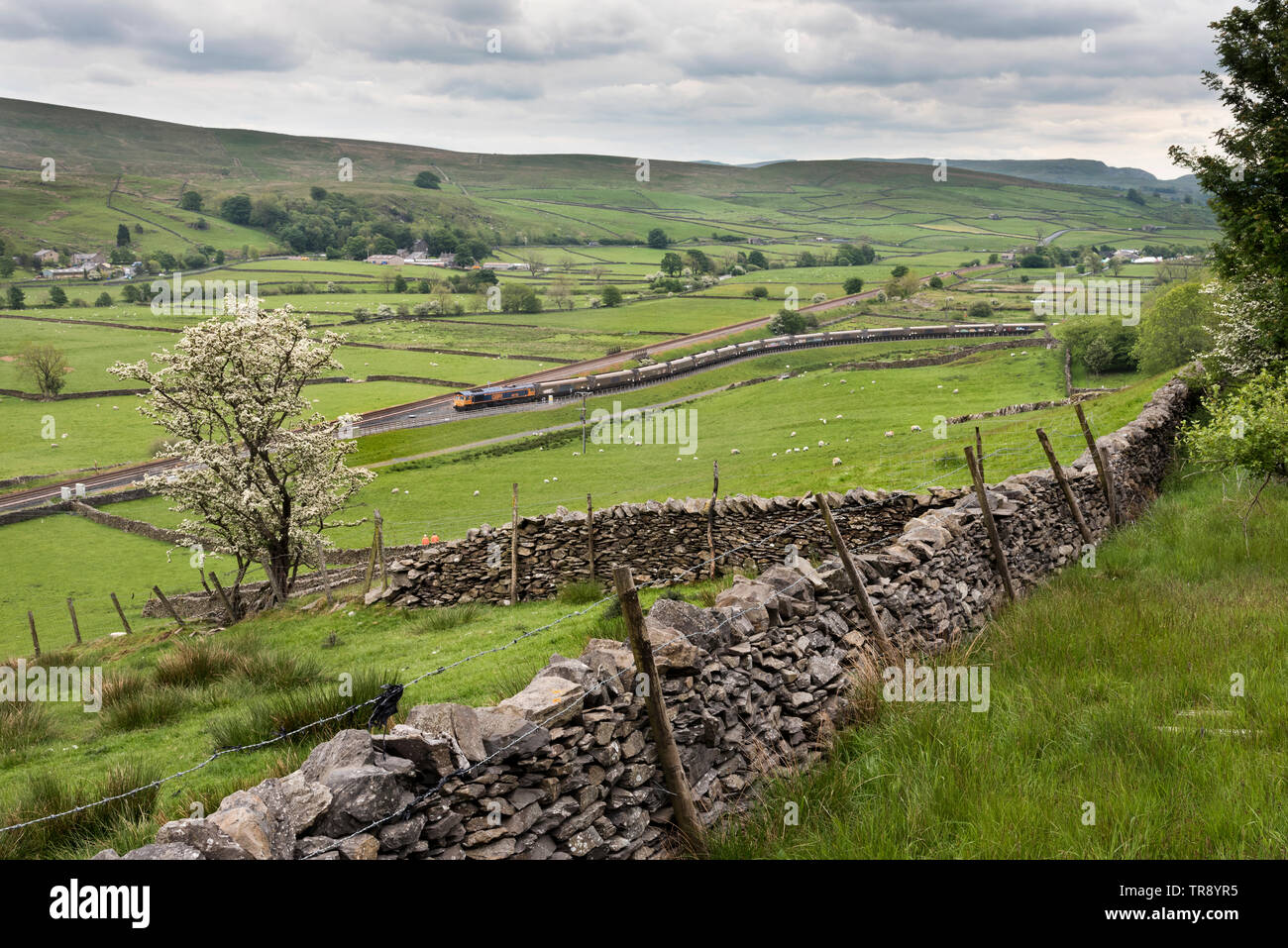 Ein Zug der leere Wagen kehrt in die gleisanschlüsse an Arcow Steinbruch, Helwith Brücke auf der Settle-Carlisle Railway Line, wo die Wagen geladen werden. Stockfoto