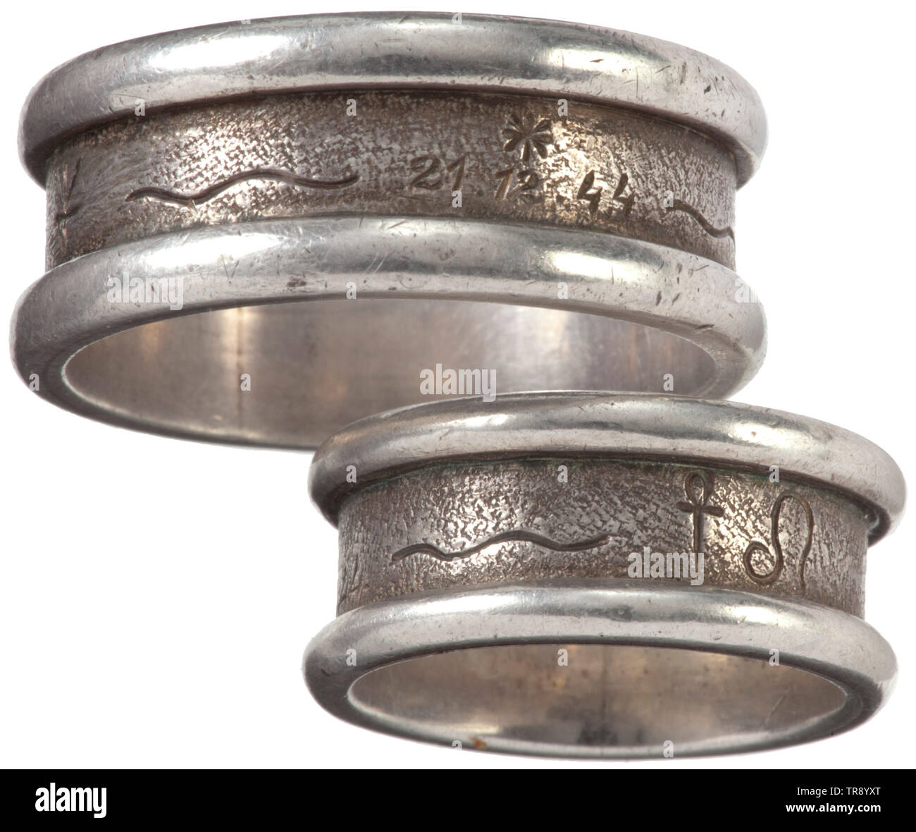 Eine Hochzeit Fotoalbum eines SS-Untersturmführer in Wien ca. 80 Fotos (die Größen reichen von 24 x 19 cm bis 12,5 x 8,5 cm), zwei Postkarten, Fotos des Bräutigams in Uniform, einige mit einem Dolch an einer Kette Schaltauge, Gäste, etc., in einem modernen, Großformat-Album (Abmessungen 37 x 35 cm). Enthalten sind zwei silberne Ringe mit SS-Runen, mit den Namen und das Datum "21.12.44" eingraviert. historischen, historische, 20. Jahrhundert, 1930S, 1940s, Waffen-SS, bewaffneten Division der SS, bewaffneten Service, Streitkräfte, NS, Nationalsozialismus, Nationalsozialismus, Drittes Reich, Deutsche Reich, Deutschland,, Editorial-Use - Nur Stockfoto