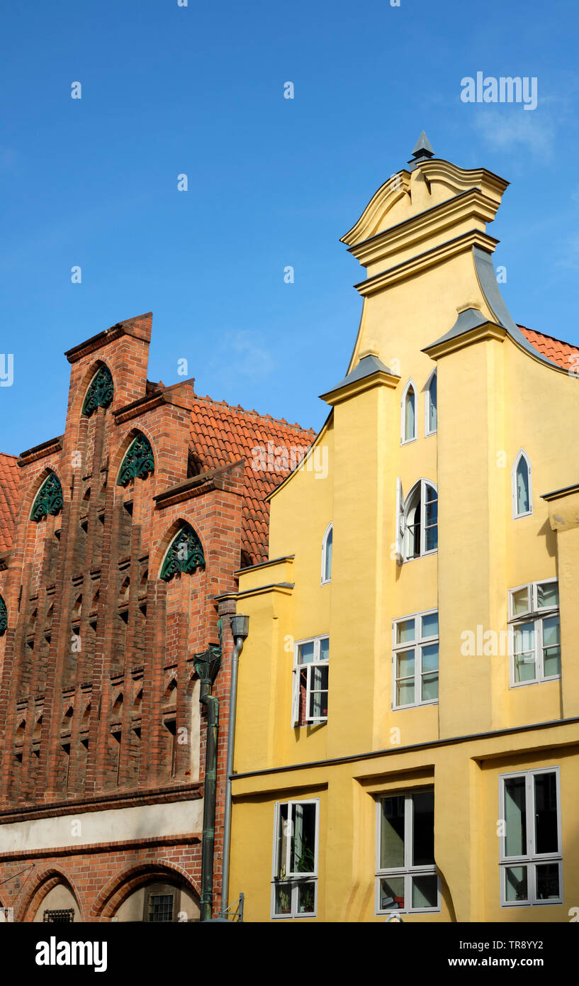 Stralsund ist eine Hansestadt an der deutschen Ostseeküste. Die Altstadt hat viele Backsteingotik Wahrzeichen, wie dem 13. Jahrhundert Rathaus. Stockfoto