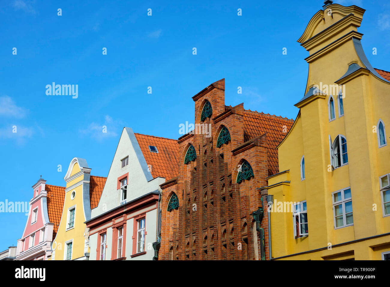 Stralsund ist eine Hansestadt an der deutschen Ostseeküste. Die Altstadt hat viele Backsteingotik Wahrzeichen, wie dem 13. Jahrhundert Rathaus. Stockfoto