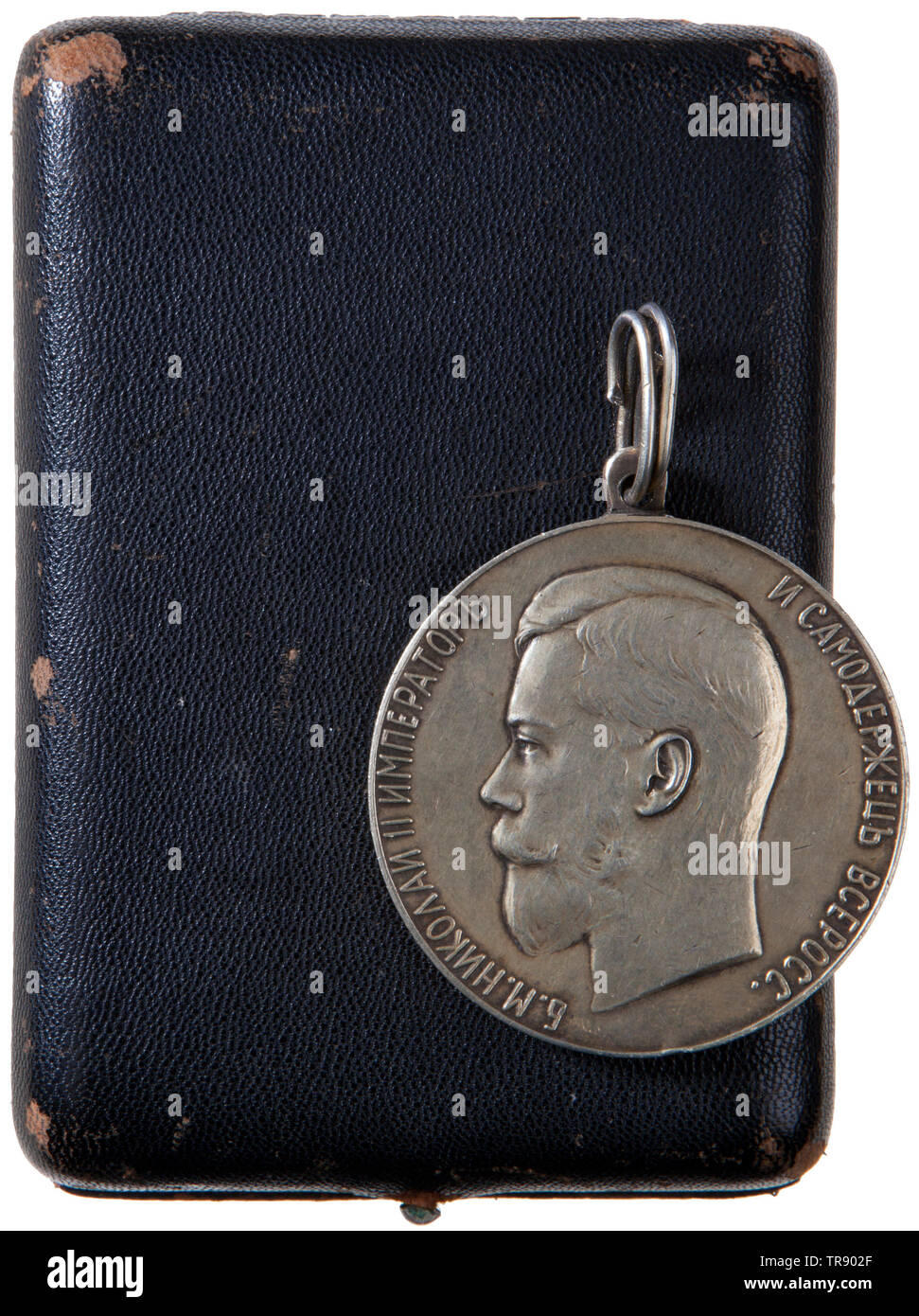 Eine der imperialen russischen Medaille der Eifer, Zar Nikolaus II. mit 50 mm Durchmesser silberne Medaille. Vorderseite verfügt über Portrait von Kaiser Nikolaus II. zusammen mit dem Text "Von der Freundlichkeit Gottes Nikolaus II Kaiser und Herrscher über alle Russland'. Auf der Rückseite gibt es Palm und Eichenlaub Hälfte Kranz neben Text' für Eifer". Mit schwarzem Leder, Green Velvet Interieur. USA - Los, Seite 4 Siehe. historischen, geschichtlichen, Medaille, Orden, Ehrenzeichen, Medaillen, Orden, Ehrenzeichen, Abzeichen der Ehre, Ehrenzeichen, Abzeichen der Ehre, 20. Jahrhundert, 19. Jahrhundert, Additional-Rights - Clearance-Info - Not-Available Stockfoto