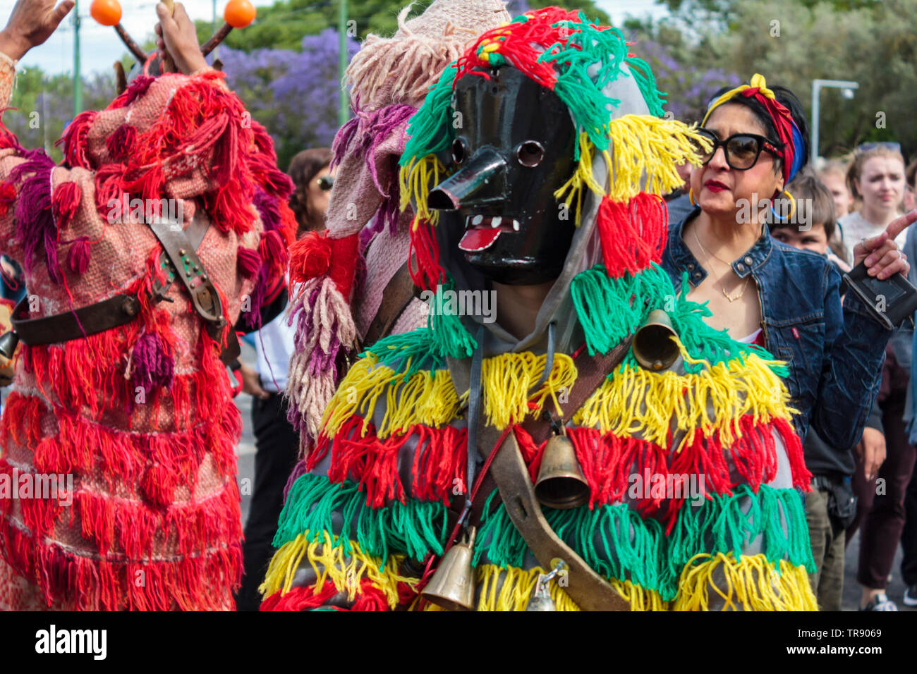 Lissabon, Portugal: 18. Mai 2019: maskierte Männer (Caretos) an der Iberischen Maske Festival Parade in Lissabon Stockfoto