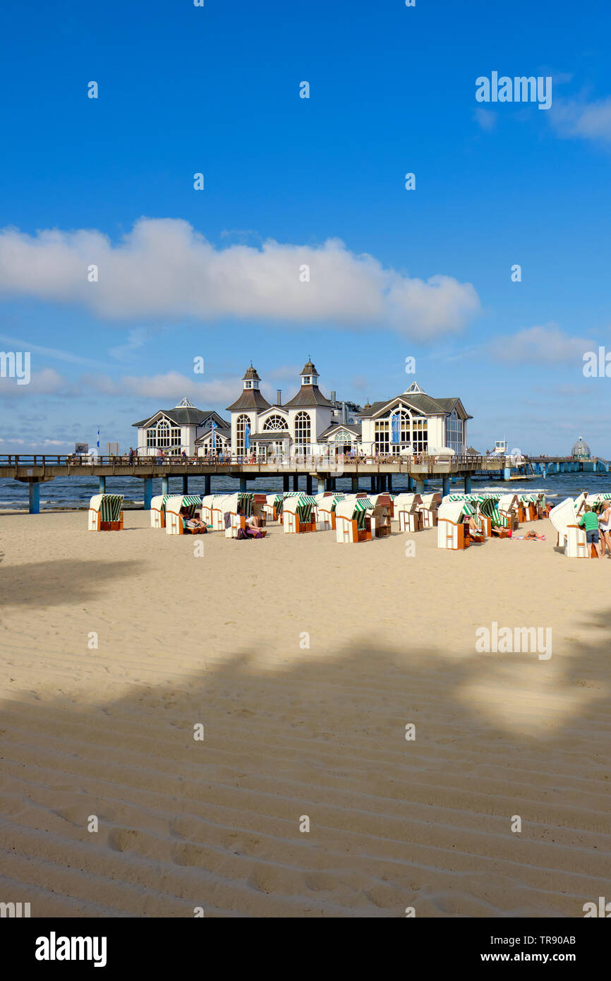Seebrücke und Strand ein Ostseebad auf der Insel Rügen, die für ihre Strände und Seebrücke (Pier), mit einem Pavillon im Stil der 1920er Jahre bekannt. Stockfoto