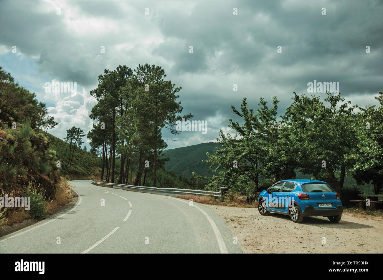 Auto neben der Straße auf einem hügeligen Landschaft der Serra da Estrela ridge geparkt. Das höchste Gebirge auf dem portugiesischen Festland. Stockfoto