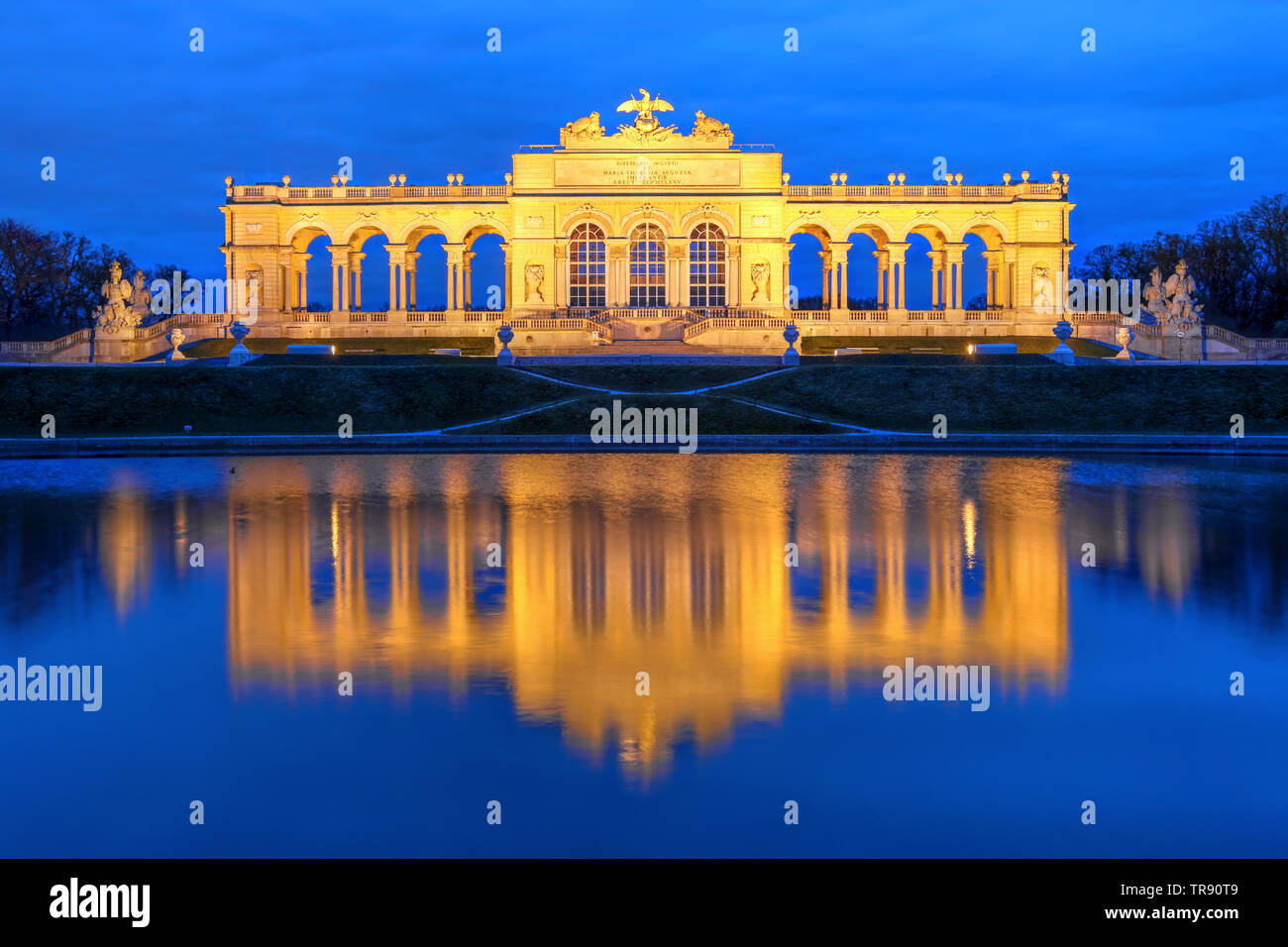 Nacht Szene mit der Gloriette Pavillon in der Schobrunn Ort Gärten in Wien, Österreich. Stockfoto