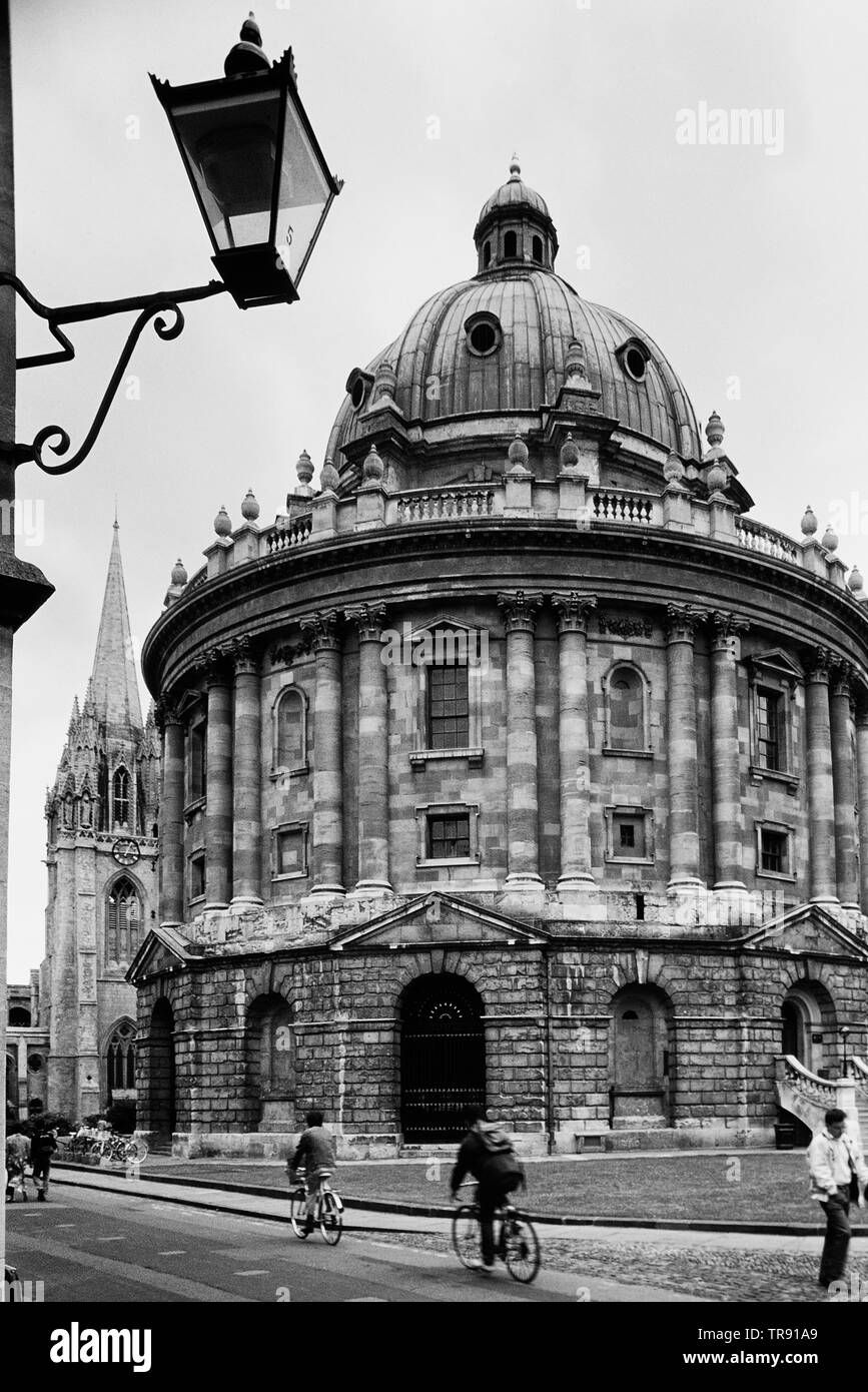 Die Radcliffe Camera und St. Mary's Church, Oxford, Oxfordshire, England, Großbritannien Stockfoto