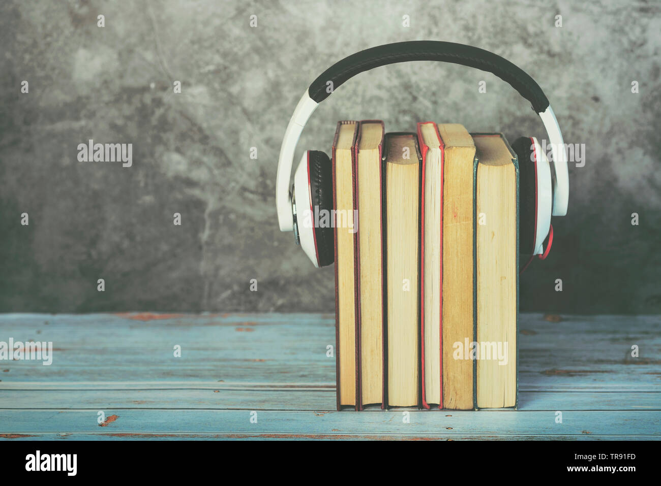 Audio Bücher Konzept, die Bücher und die Kopfhörer auf einen hölzernen Tisch Stockfoto