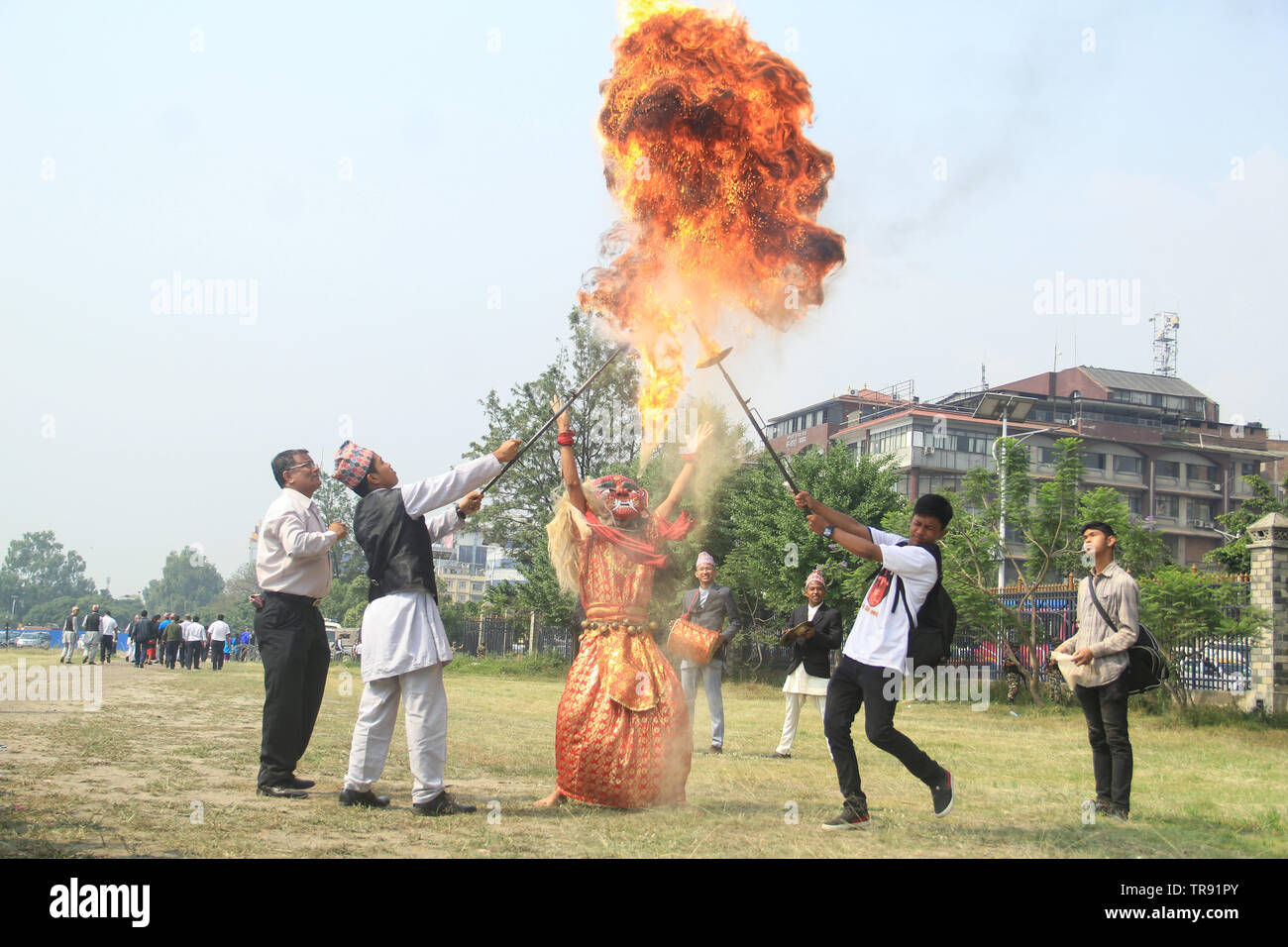 Kathmandu, Nepal, 29. Mai, 2019. Eine Maske Mann namens 'Lakhe' ausgeführt das Feuer Tanz auf dem 12. Tag der Republik Nepal. Sarita Khadka/Alamy leben Nachrichten Stockfoto