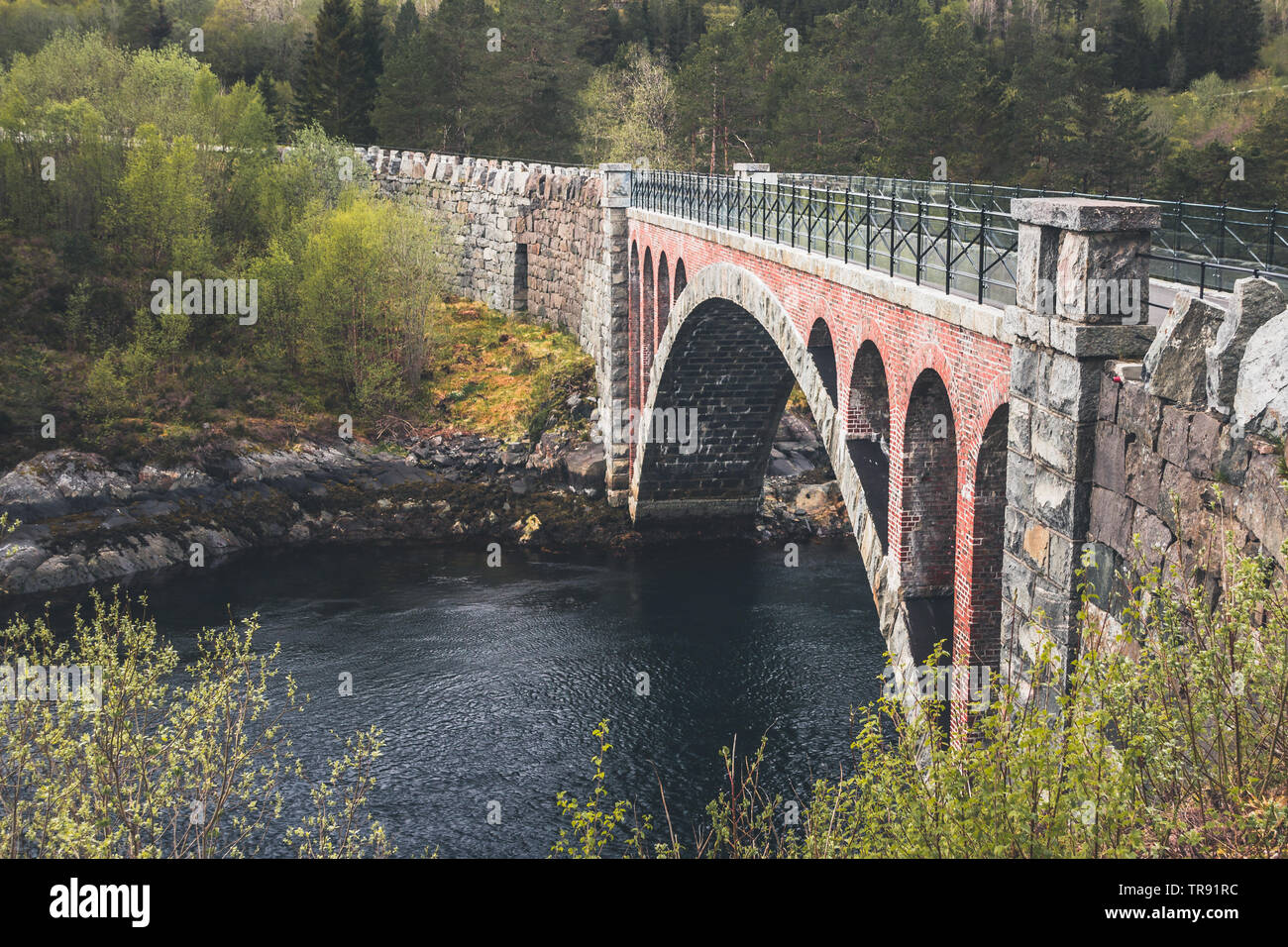 Alte und sehr hohe steinerne Brücke namens Skodjebrua in Norwegen. Stockfoto