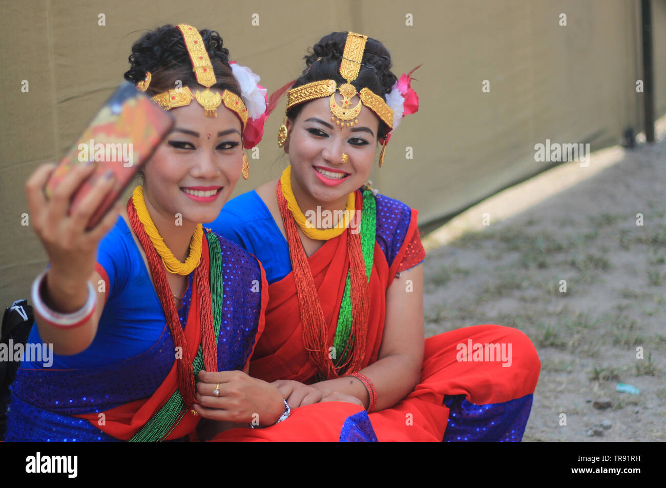 Kathmandu, Nepal. 29. Mai, 2019. Mädchen tragen eine traditionelle Kleidung und nehmen eine selfie während der 12. Tag der Republik von Nepal. Sarita Khadka/Alamy Live Stockfoto