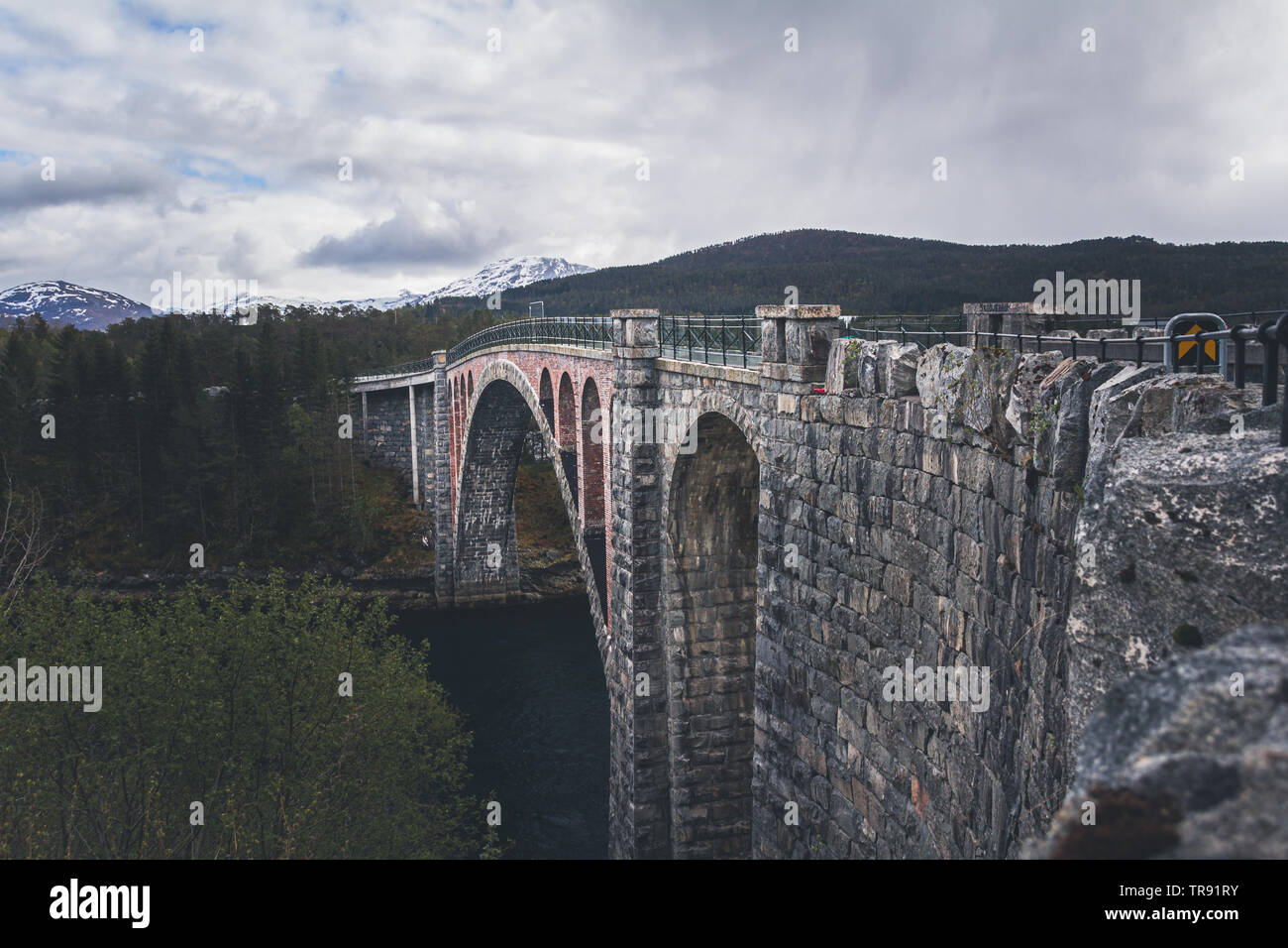 Alte und sehr hohe steinerne Brücke namens Skodjebrua in Norwegen. Stockfoto