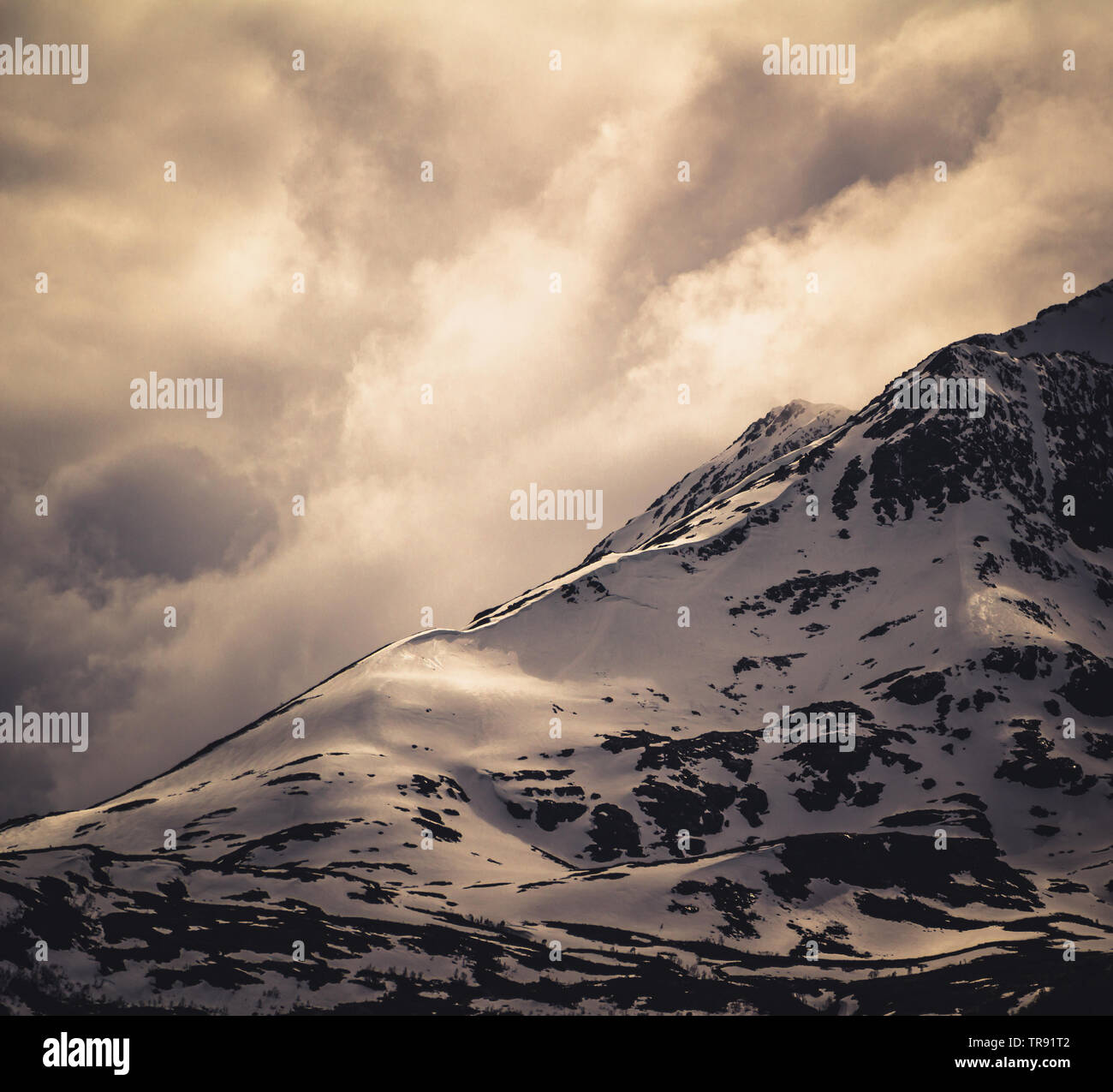 Schöne hohe Romsdal Berge im mittleren Norwegen. Schneebedeckten Gipfeln im Frühling. Stockfoto